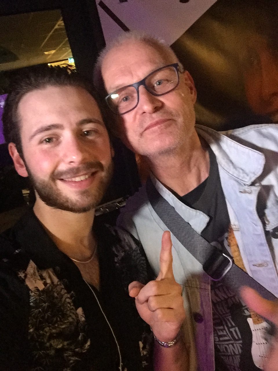 IPhone selfie met Laurence Jones. In 2016 had Jones gedurende drie opeenvolgende jaren vier British Blues Awards gekregen, waaronder 'Young Artist of the Year'